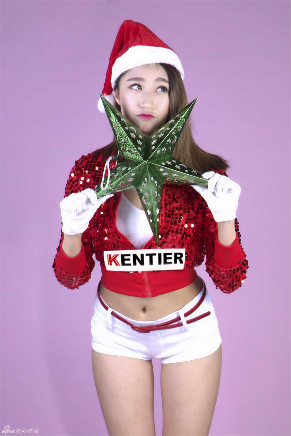 圣诞夜的精灵:江苏肯帝亚篮球宝贝的赛场欢歌 六位宝贝排成一列,仿佛一组跳动的音符。她们身着统一的圣诞短裙,手持金色手花,动作利落干脆,整齐划一的舞步展现出团队强大的默契与专业素养。