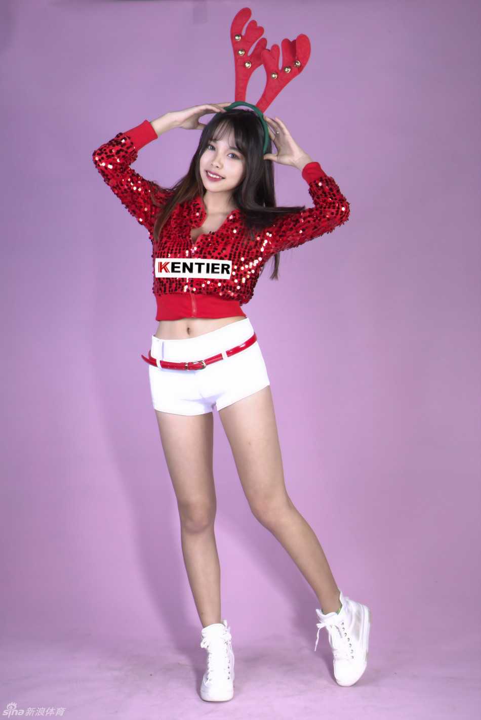 圣诞夜的精灵:江苏肯帝亚篮球宝贝的赛场欢歌 表演结束,宝贝们对着镜头挥手致意。她们身后的赛场喧嚣渐息,但她们脸上的笑容依旧灿烂,仿佛在用最后的定格画面告诉所有人:这个圣诞,因篮球而火热,因舞蹈而精彩。