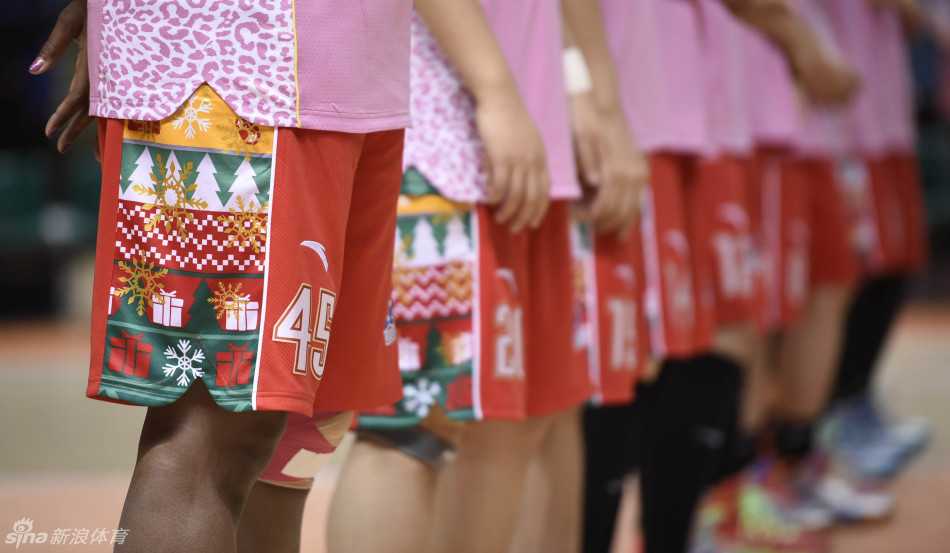 面对新疆队员的奋力进攻，沈部球员李邱奋力起跳，在篮下形成了激烈的四手争球，篮球在指尖被拨动，展现了比赛的白热化程度。