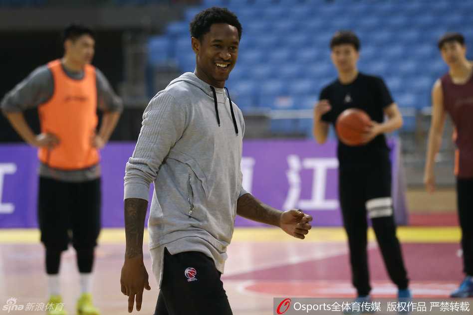 后卫常亚松在训练中稳健运球，作为球队的后场指挥官，他的每一次推进都显得沉着冷静。