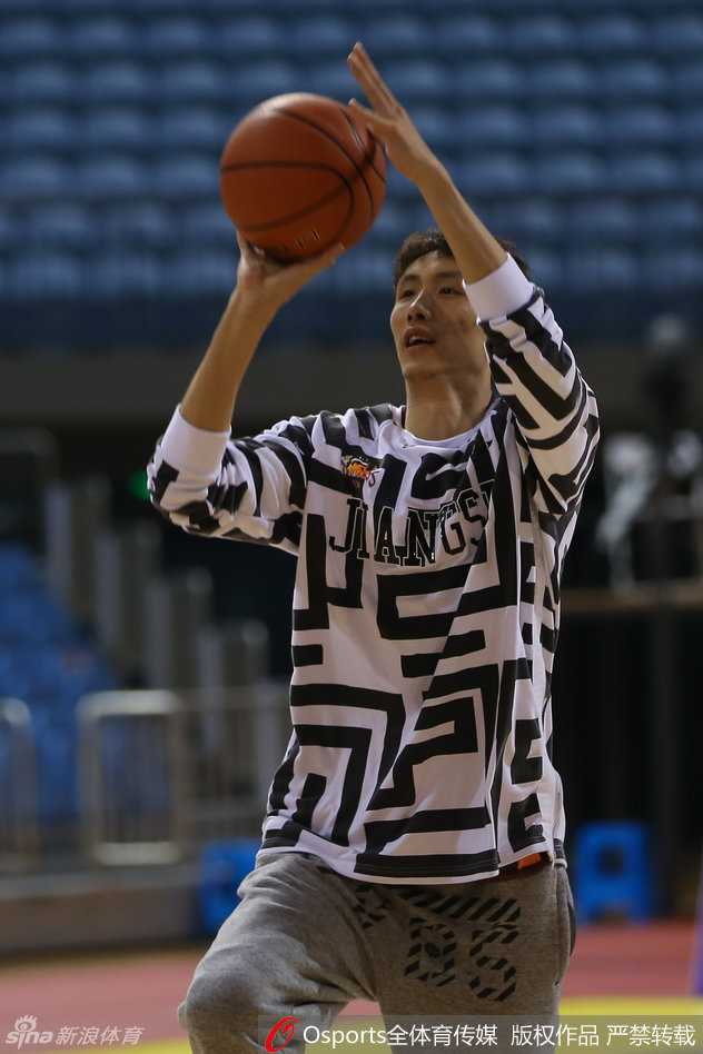 大外援萨缪尔斯在训练中埋头运球，尽管刚来CBA不久，但他的敬业态度赢得了教练组和队友的信任。