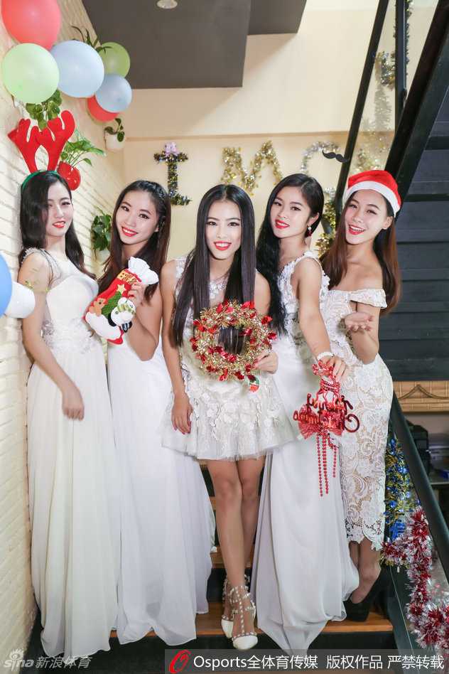 全员身着华丽的长裙站成一排，宛如圣诞夜的仙女，优雅的气质与身后梦幻的背景融为一体，每个人的脸上都带着节日的喜悦与从容。