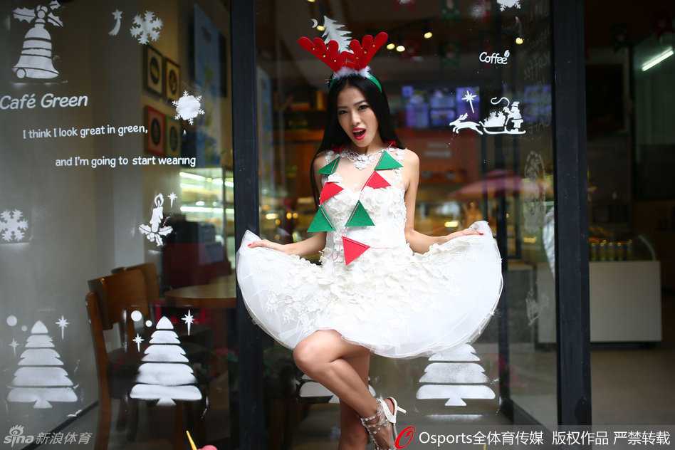 写真中的最后一幕，几位队员簇拥在一起，对着镜头做出可爱的飞吻动作，满屏的青春气息扑面而来，为这一组圣诞大片画上了圆满的句号。