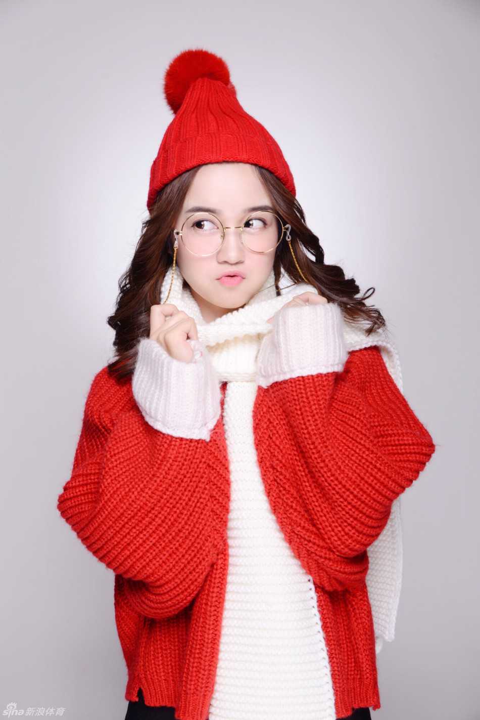 小鹿来啦！浙江蕞红啦啦队队员模仿小鹿的灵动姿态，配合冬日背景，送上最真诚的圣诞祝福与问候。