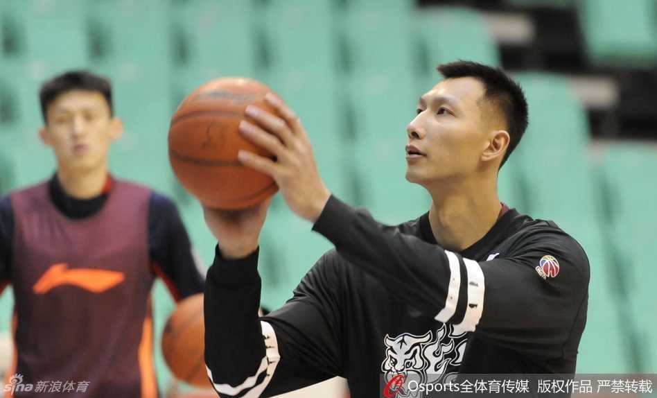 训练结束后，易建联与王仕鹏并肩坐在场边，两人轻松交谈，画面定格在温馨的兄弟时刻。