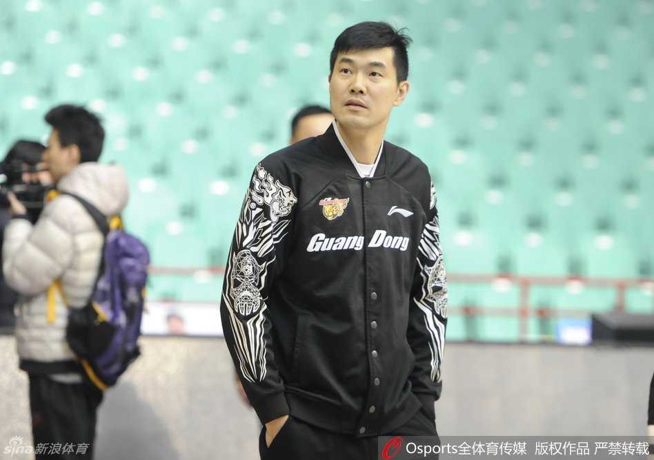 王仕鹏意外现身训练场地，久违的笑容挂在他的脸上，看来状态恢复得相当不错。