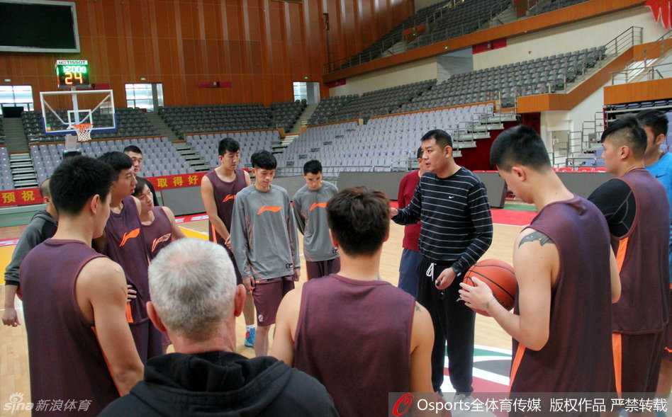 在潍坊学院体育馆明亮的灯光下，青岛双星队员们排成一列长龙，正在进行反复的快攻上篮练习，篮球击地声与球鞋摩擦声交织，奏响了赛前最后的热身曲。