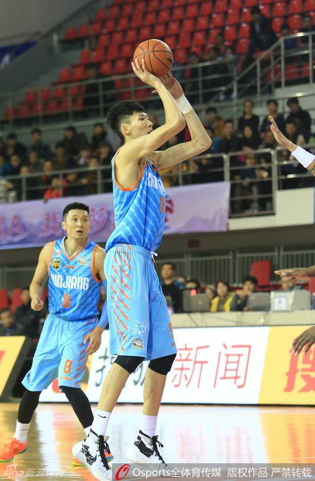 李根凭借强壮的身体碾压防线，在对抗中强行出手，皮球应声入网，霸气侧漏。