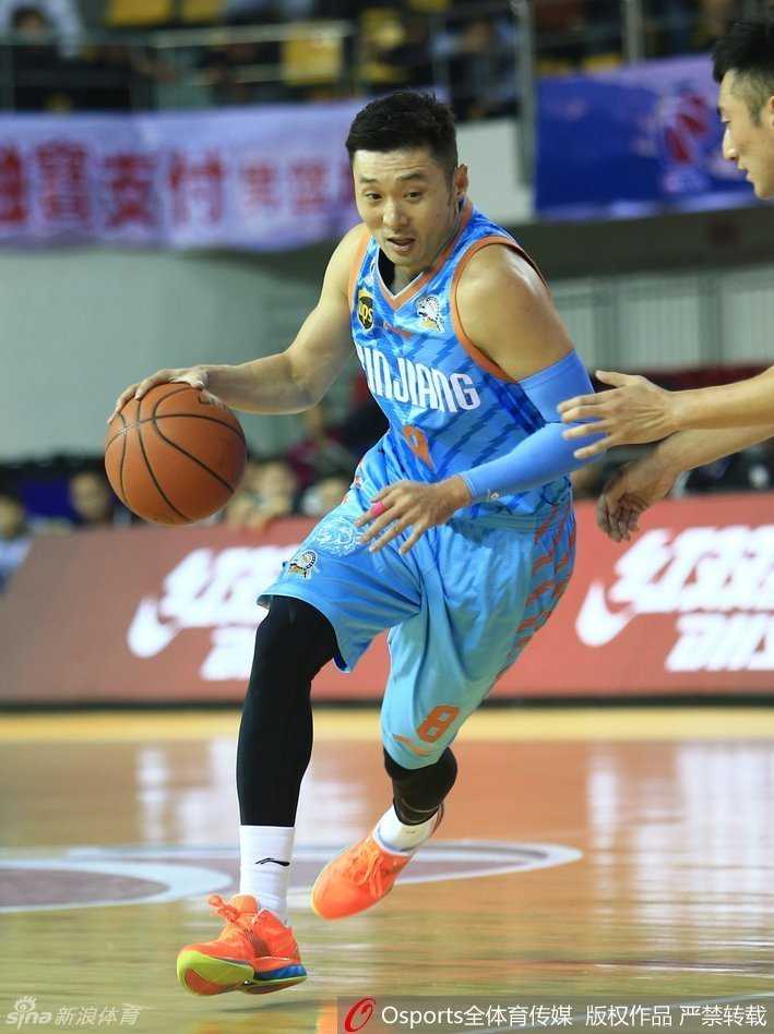 西热力江犹如一颗出膛的炮弹，在空中舒展身体，将篮球狠狠砸入网窝，激情四溢。