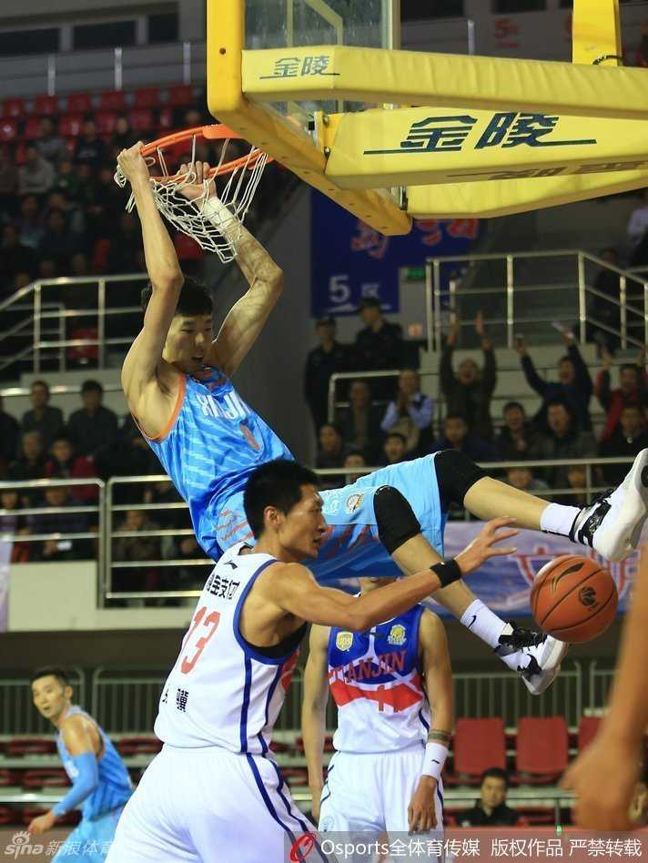 球队大脑刘炜犹如鬼魅，刹那间撕裂天津队防线，用标志性的稳健突破直杀篮下。