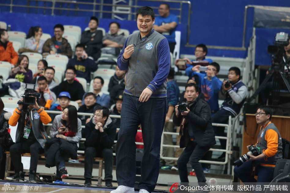 在全场球迷的欢呼声中，姚明举起哨子用力吹响，这一刻他不是老板不是球员，而是串联起整场欢乐回忆的特别裁判