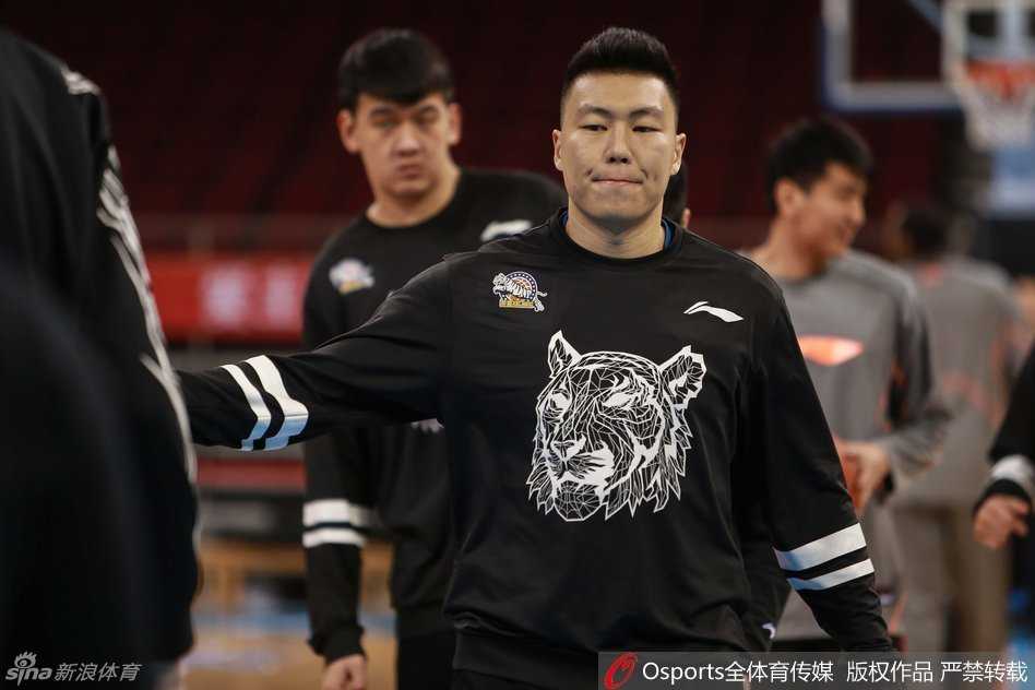 周琦在底角进行三分球投射练习，身型修长的他出手动作连贯，篮球划过一道优美的弧线