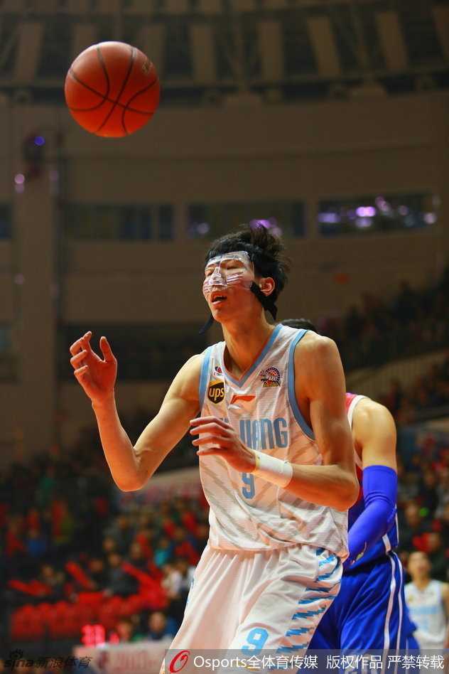 西热力江在场边摩拳擦掌，眼神中燃烧着对胜利的渴望，随时准备登场用撕咬式的防守改变比赛走势。