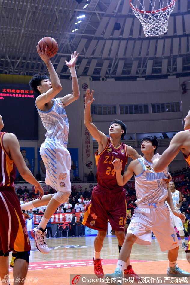 可兰白克轻舒猿臂，完成一次干净利落的上篮得分，为球队贡献宝贵火力。