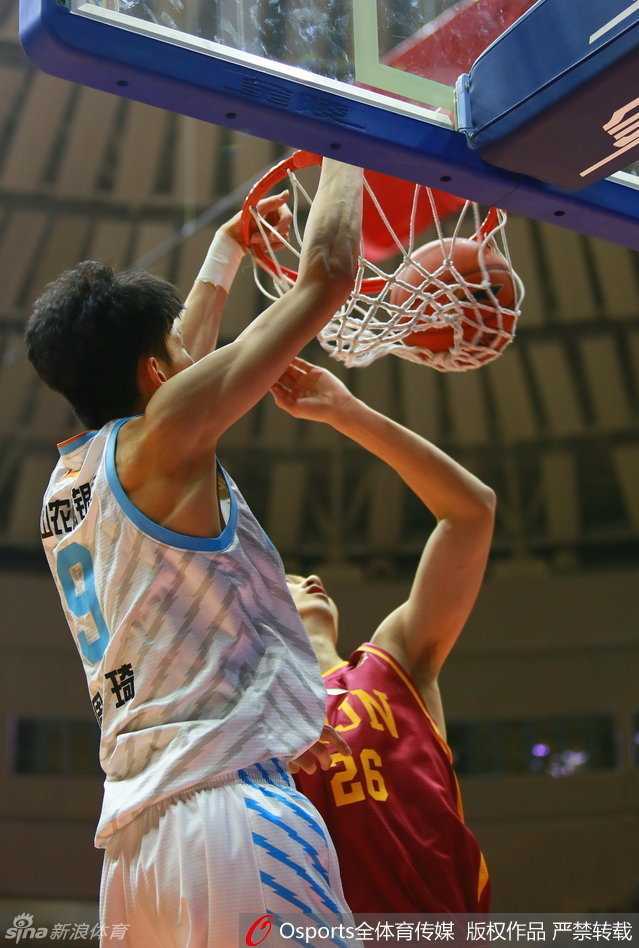 李根目标直指篮筐，用他强壮的身躯碾压防守，展现锋线杀手的本色。