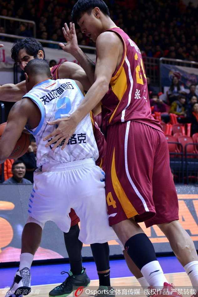周琦完成双手暴扣，如大鹏展翅般肆虐篮筐，全场为之沸腾。