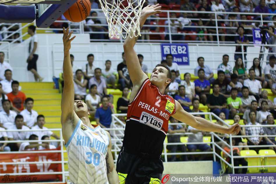 在立陶宛高大内线的长臂笼罩下，可兰白克毫无惧色，他像一只灵动的猎豹，在空中对抗后柔和挑篮，篮球划出一道彩虹坠入网窝。