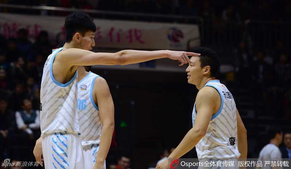 周琦在哈达迪头顶上演惊天暴扣，仿佛复制当年姚明的空接好戏