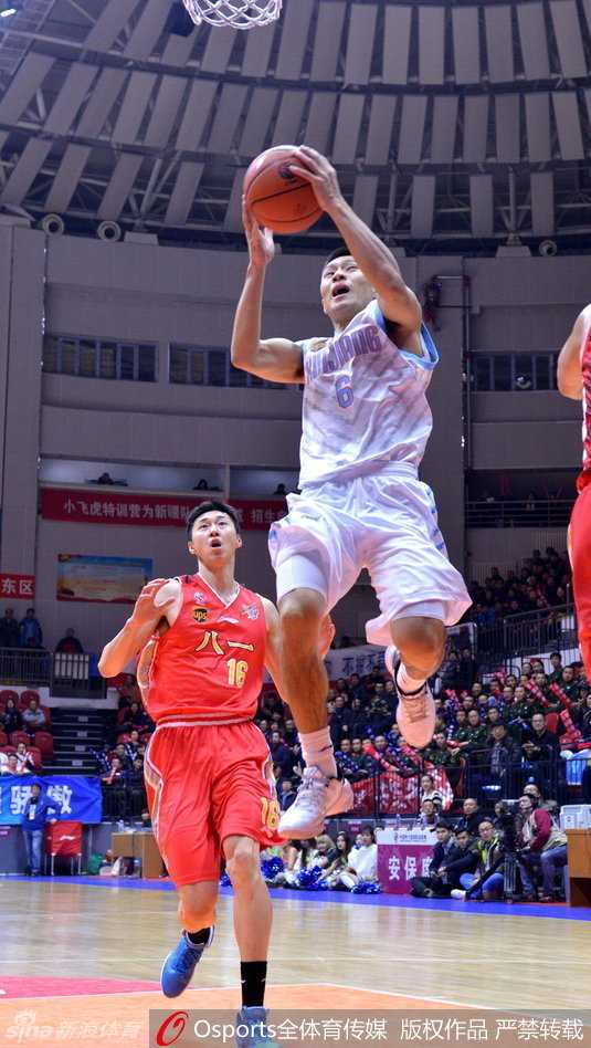 场边运筹帷幄的“小诸葛”李秋平指导，正神情严肃地为球员讲解战术，调兵遣将。