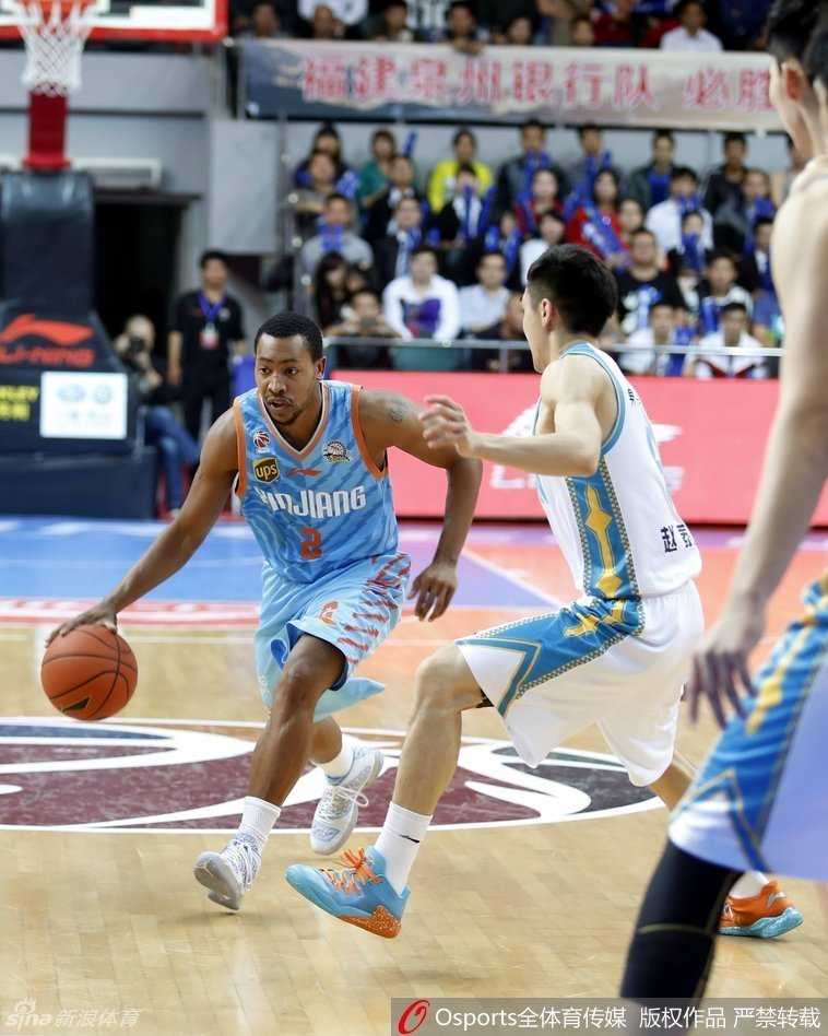 周琦面对防守球员，从容地完成后仰跳投，他修长的身躯在空中形成一道完美的弧线，指尖轻柔地拨出篮球，动作一气呵成。