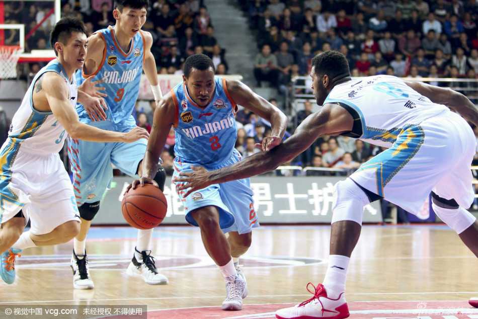 古德洛克在新疆队严密的人墙防守下，犹如困兽一般强行突破，他紧咬牙关，眼神中充满不甘与斗志，但孤立无援的身影显得格外悲壮。