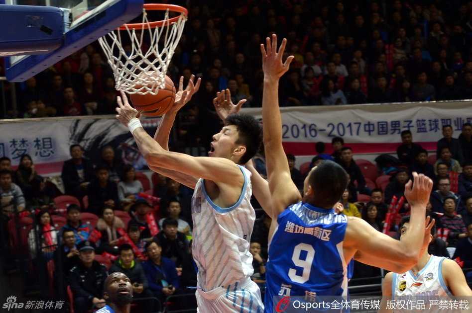 周琦在对方内线群中高高跃起，犹如巨塔般摘下关键篮板，眼神坚毅地望向队友。