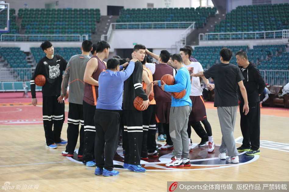 身形依旧魁梧的安德雷·布莱切在体能教练陪同下进行拉伸，表情专注而认真，一反往日慵懒形象，展现出赛季后半段决战时刻的谨慎态度。