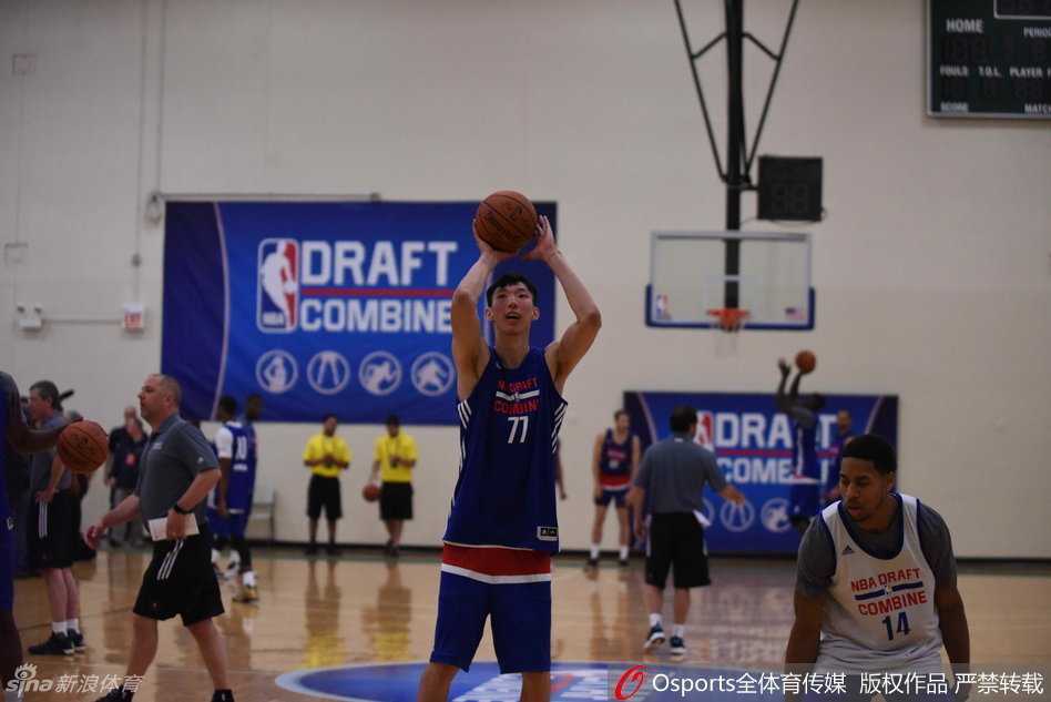 周琦在测试环节中奋力起跳，他那颀长的双臂充分舒展，指尖几乎触碰到了天际，展现了令人惊叹的静态与动态天赋。