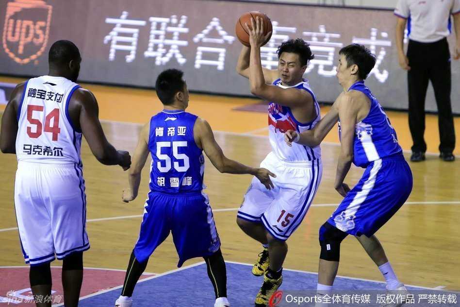 杰特弯腰运球穿越人堆，眼神犀利寻找队友