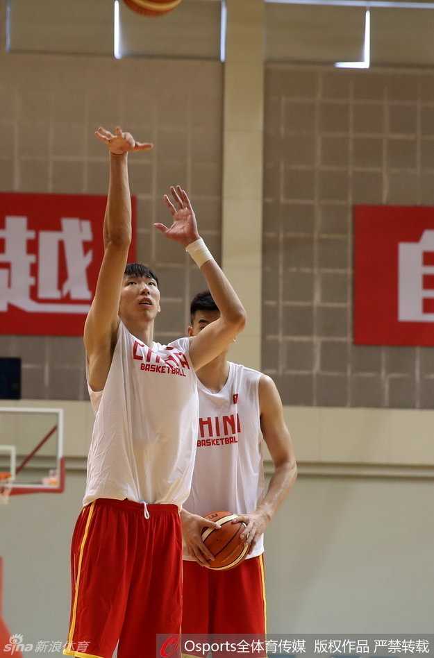 主帅宫鲁鸣双手抱胸站在场边，目光如炬地注视着场上球员的每一个战术配合