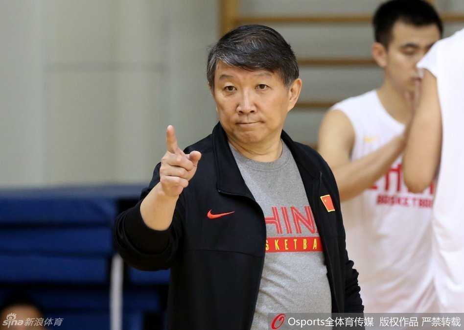 周琦在训练结束后进行单独放松，表情平静，仿佛在回味着今天的每一个细节