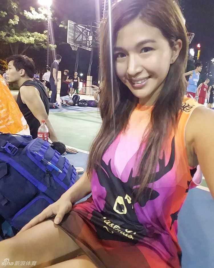 女神爱公牛:36E乳神陈伟琪的傲人球场留影 这身清凉的白色球衣装扮让陈伟琪的好身材一览无余,她站在篮架下,仿佛是刚从一场激烈比赛中下来,准备为自己和队友的精彩表现合影留影,画面充满青春活力。