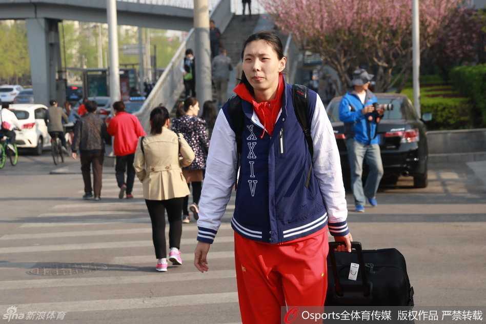 驻地楼下，即将登车的队员们聚在一起，大家穿着统一的队服，神情轻松，仿佛一次春游远足，等待着她们的将是一场激烈的热身对抗。