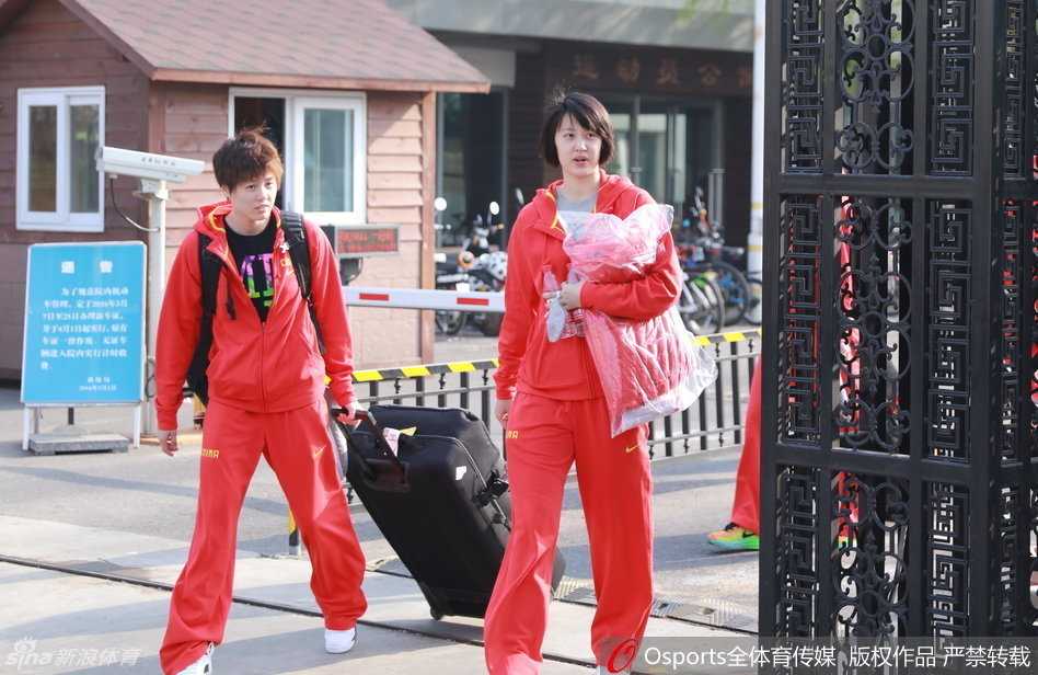 沐浴在春日的阳光下，中国女篮的姑娘们三两成群地走出酒店大门，准备登车前往训练场，每个人的脸上都洋溢着轻松自信的笑容。