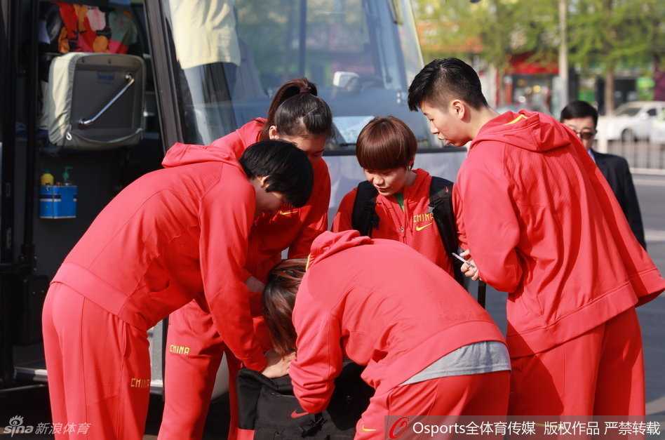 主教练汤姆·马赫双手抱胸站在场边，目光如炬地注视着场上的每一次攻防，他的神情专注而严肃，正在思考着如何更好地调配这支新老结合的队伍。