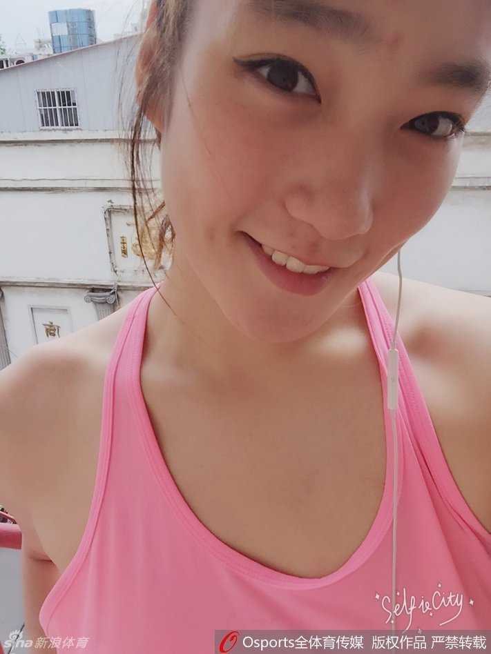 女篮勒布朗场下温柔一面,李梦清新造型定格纯真笑容 李梦身着一袭简约白衣,对着镜头俏皮地眨眼,清爽的短发下是她标志性的甜美微笑,仿佛春日里的一缕暖阳。