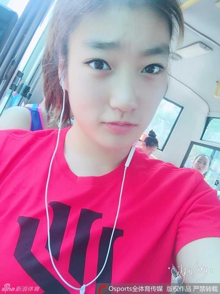 女篮勒布朗场下温柔一面,李梦清新造型定格纯真笑容 李梦站在街头,随性地撩动发丝,回眸一笑的瞬间被镜头捕捉,眼中闪烁着星辰般的光芒,显得俏皮又灵动。