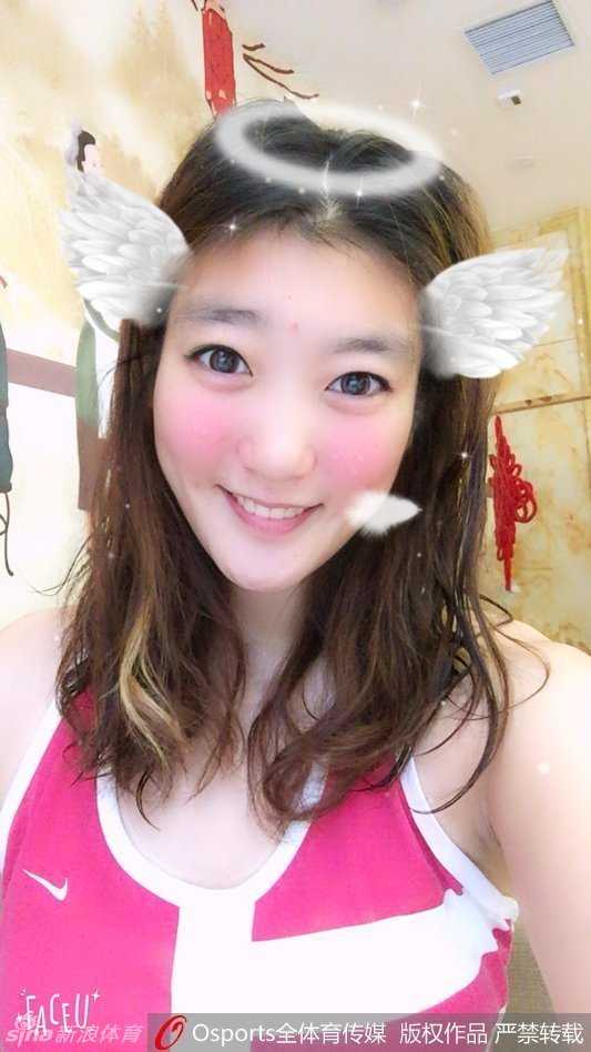 女篮勒布朗场下温柔一面,李梦清新造型定格纯真笑容 身穿便装的李梦在电梯内对镜自拍,简约的穿搭难掩其高挑的身材,她轻抿嘴唇,模样十分乖巧可爱。