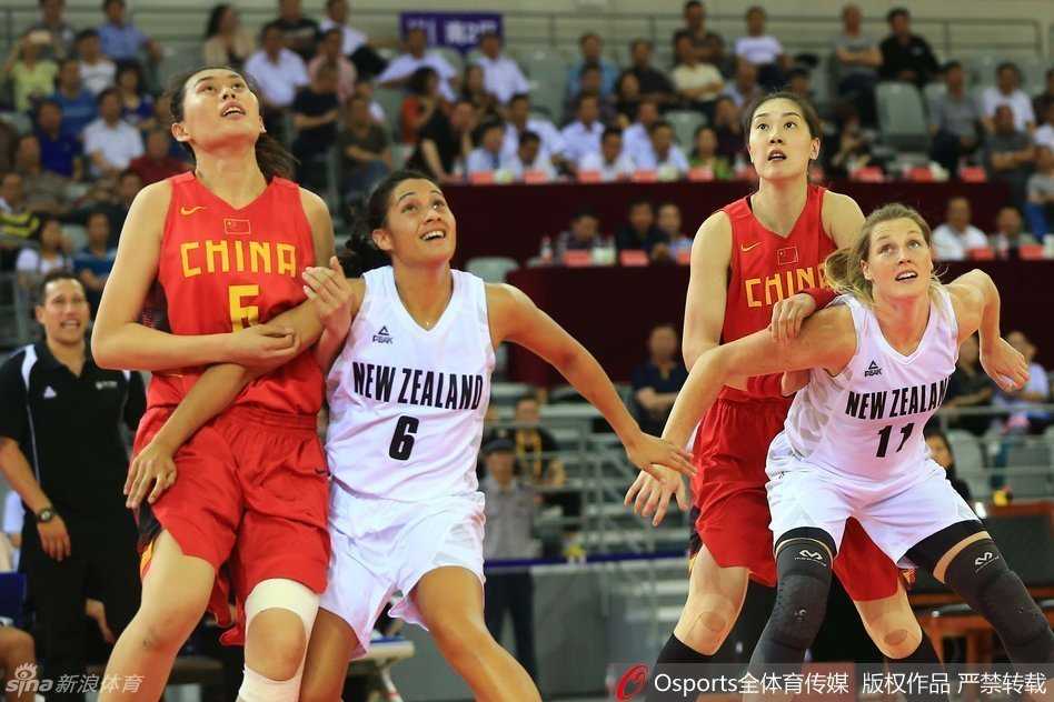 小个子大能量，赵志芳利用速度优势穿越层层防守，身边露雯、吴迪等队友正积极跑动拉开空间，随时准备接应。