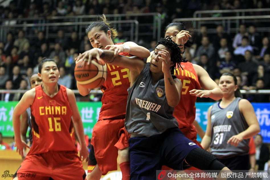 女篮悍将飞身倒地，舍命拼抢地板球权