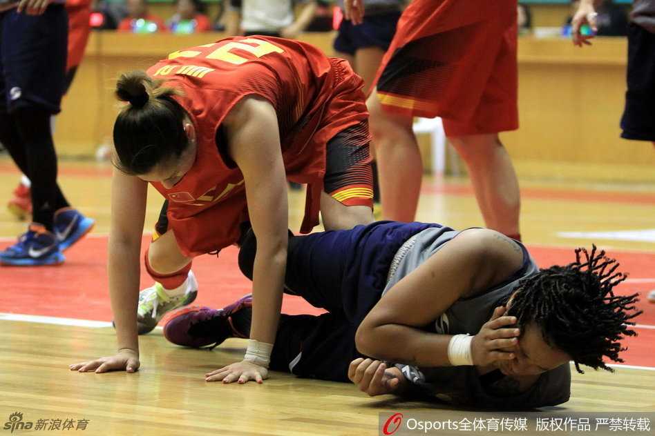 内线屏障腾空而起，排球大帽扇飞对手