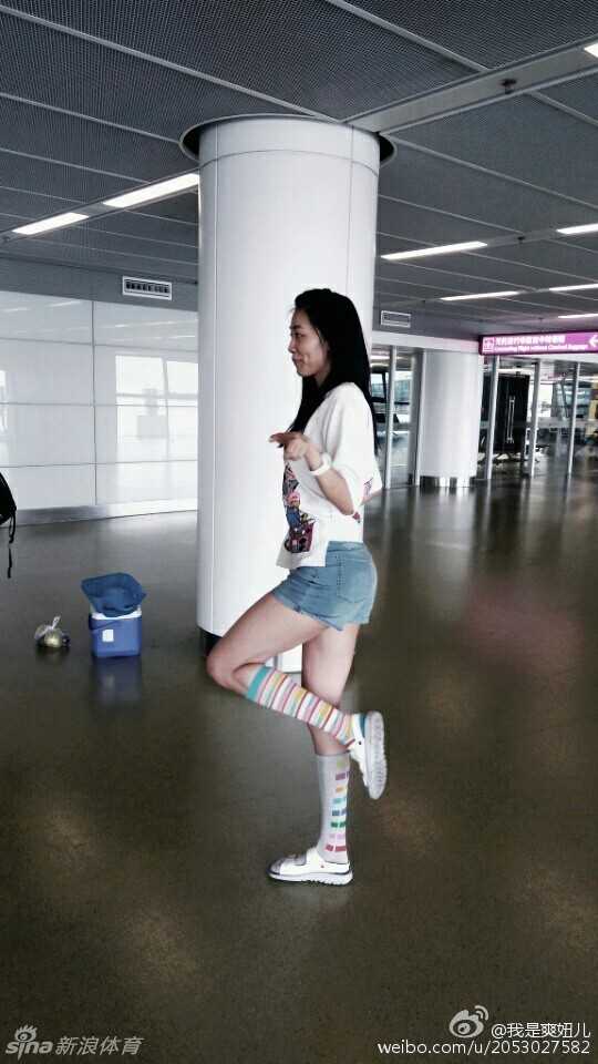 女篮寿星赵爽晒照感恩父母,灵动长腿定格绿茵场温情瞬间 赵爽俏皮地侧身屈膝,做出一个炫酷的武术起手式,脸上却挂着与动作不符的甜美笑容,瞬间从运动员切换到了“卖萌模式”,大长腿在草地上划出优美的线条。