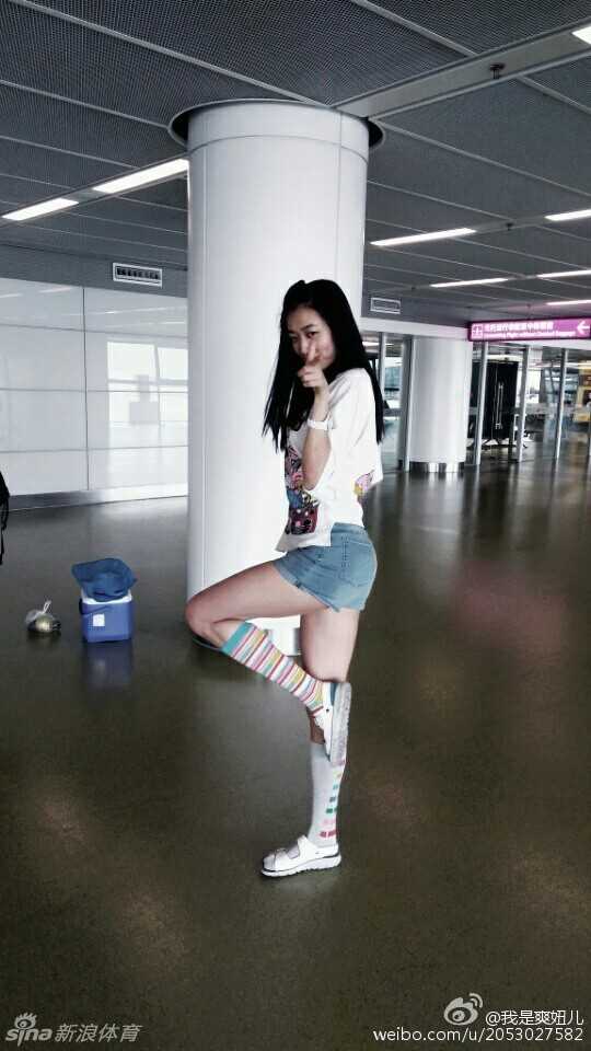 女篮寿星赵爽晒照感恩父母,灵动长腿定格绿茵场温情瞬间 赵爽在绿茵场上突然转身回眸,眼神中带着俏皮的挑衅,仿佛在对镜头说着那句经典的“你瞅啥”,修长的身材在阳光下格外耀眼。