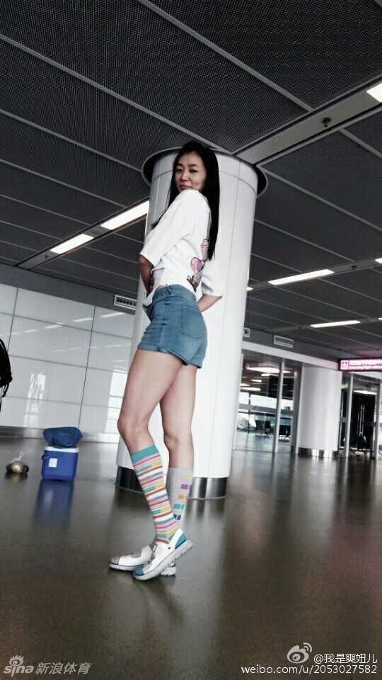 女篮寿星赵爽晒照感恩父母,灵动长腿定格绿茵场温情瞬间 赵爽紧紧搂着一位气质优雅的女士,那是她的妈妈。母女俩眉眼间极为相似,对着镜头露出同款灿烂微笑,这温馨的合影比任何生日礼物都要珍贵。