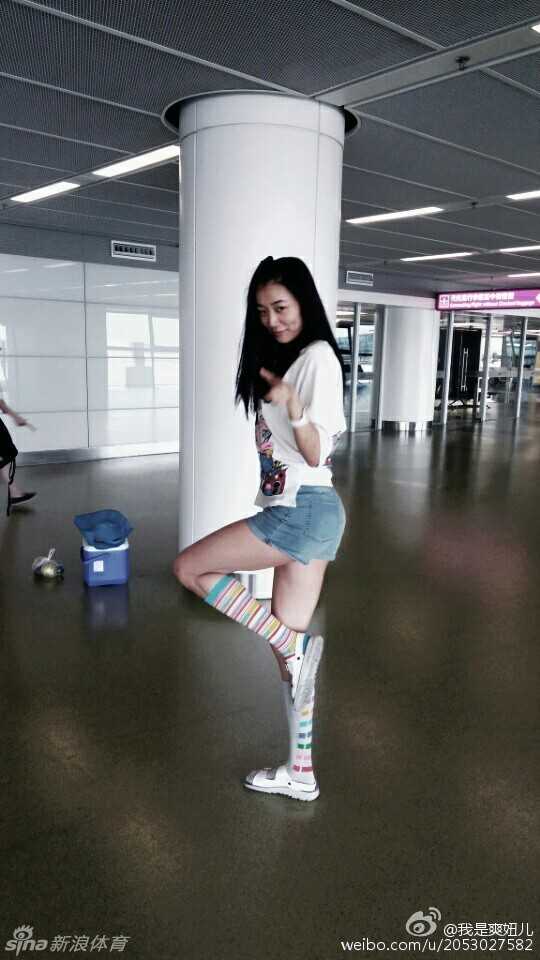 女篮寿星赵爽晒照感恩父母,灵动长腿定格绿茵场温情瞬间 镜头拉远,赵爽在开阔的草坪上轻松漫步,一身休闲装束难掩那双笔直修长的逆天美腿,步伐轻盈得仿佛要飞起来,尽显运动员独有的健康力量之美。