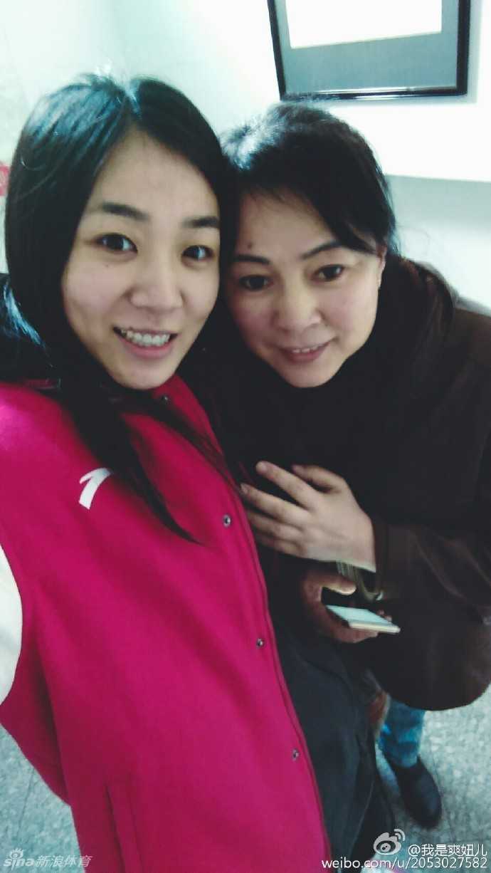 女篮寿星赵爽晒照感恩父母,灵动长腿定格绿茵场温情瞬间 赵爽坐在草地上整理鞋袜,全神贯注的侧脸温柔又认真,阳光洒在她的长发和长腿上,此刻的她不再是球场上的“爽哥”,只是一个沉浸在生日喜悦中的爱美女孩。