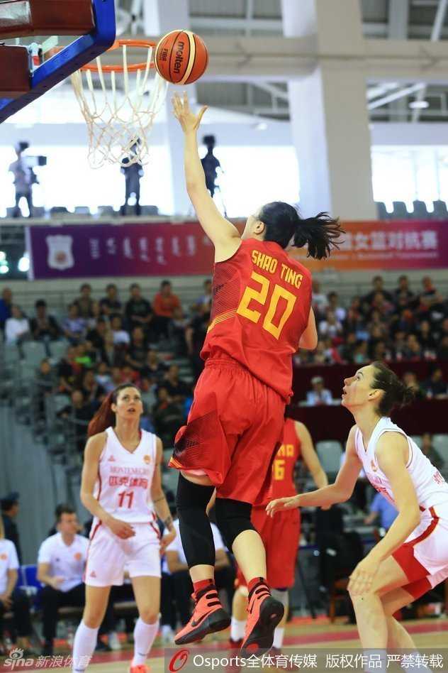 中国队球员在三分线外形成坚固的联防阵型，张开双臂积极移动，切断对手的传球路线。