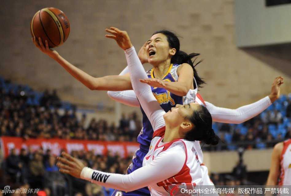 摩尔在三人包夹下自信出手，眼神坚定，即便面对严防死守，她依然是山西队最可靠的得分利刃。