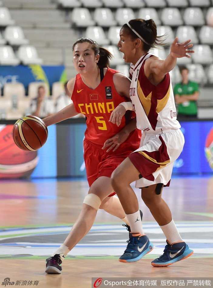 孙梦然腾空跃起，张开双臂犹如空中长城，奋力封盖对手的投篮瞬间。