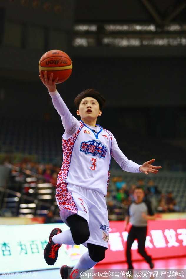 女篮烽火照边城 叶琳娜血战不退写传奇 叶琳娜·列芙琴科不顾眼部尚未痊愈的伤势,在篮下如同移动长城般卡住身位,用血肉之躯为广东队筑起最后一道防线,眼神中满是斗士的坚毅。